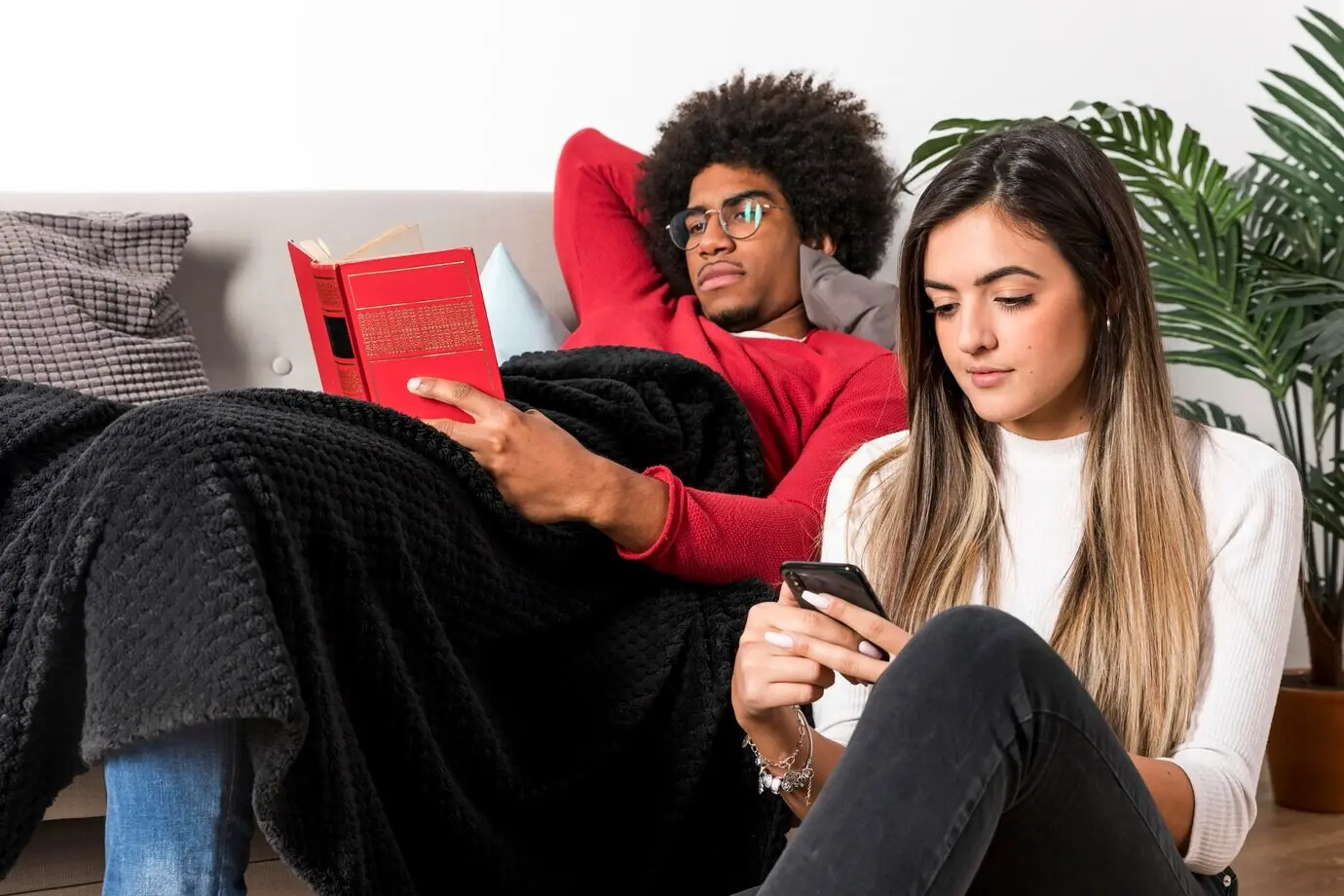 Портрет пары разных рас, читающей вместе.