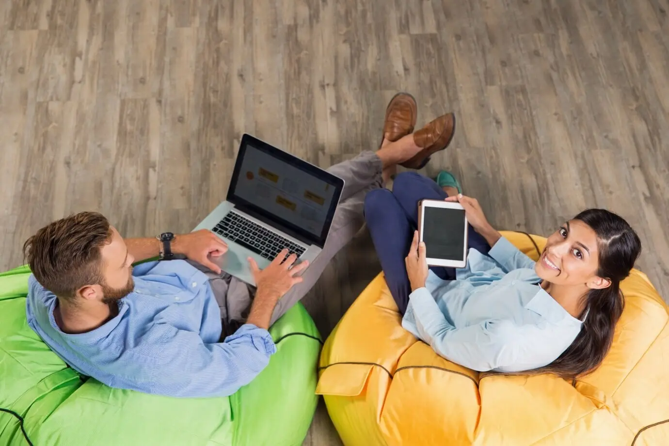 Двое молодых деловых людей работают в стильном офисе.